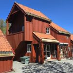 Brikkeverden LEGO-butikk på Bærums Verk – rød trebygning, butikken ligger i 2. etasje