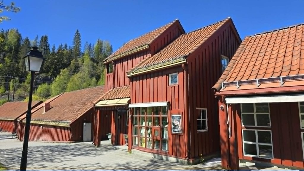 Brikkeverden LEGO-butikk på Bærums Verk – oversikt over de røde trebygningene med butikkinngang